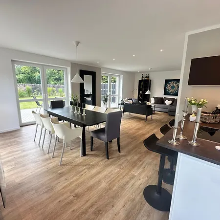 Wohntraeume Grosse Dhh Aus 2024 - 160 M2- Bis 7 Personen - 2 Baeder - Sehr Ruhig - Nahe Zentrum * Neumünster