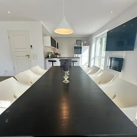 Wohntraeume Grosse Dhh Aus 2024 - 160 M2- Bis 7 Personen - 2 Baeder - Sehr Ruhig - Nahe Zentrum Neumünster