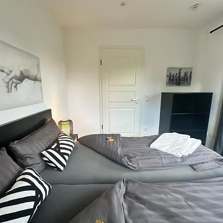 Wohntraeume Grosse Dhh Aus 2024 - 160 M2- Bis 7 Personen - 2 Baeder - Sehr Ruhig - Nahe Zentrum Neumünster