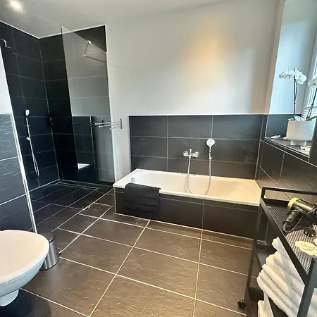 Wohntraeume Grosse Dhh Aus 2024 - 160 M2- Bis 7 Personen - 2 Baeder - Sehr Ruhig - Nahe Zentrum Neumünster